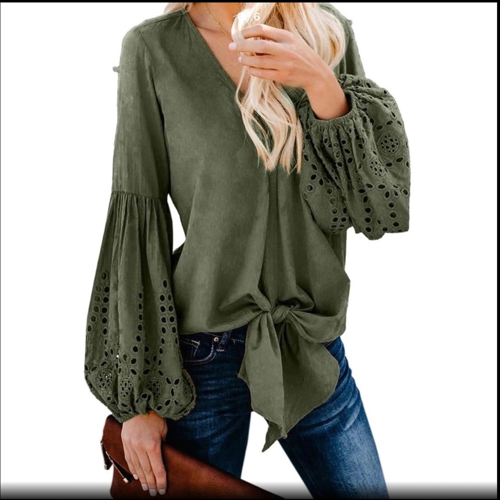🆕 Balloon eyelet sleeve Tunic. Green M